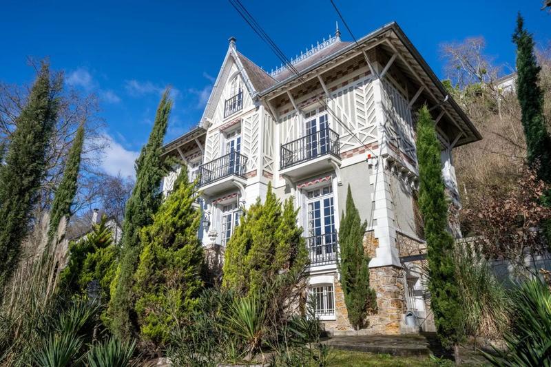 Maison - 250 m² - 9 pièces