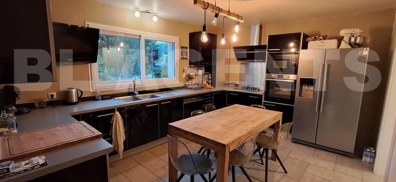 Maison - 239 m² - 10 pièces