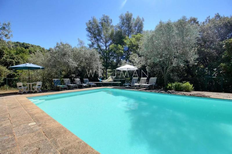 Maison - 236 m² - 7 pièces