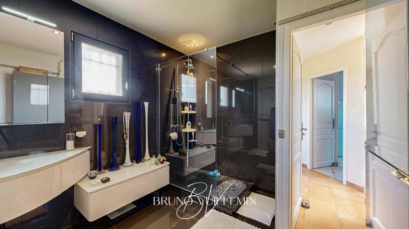 Villa - 181 m² - 8 pièces