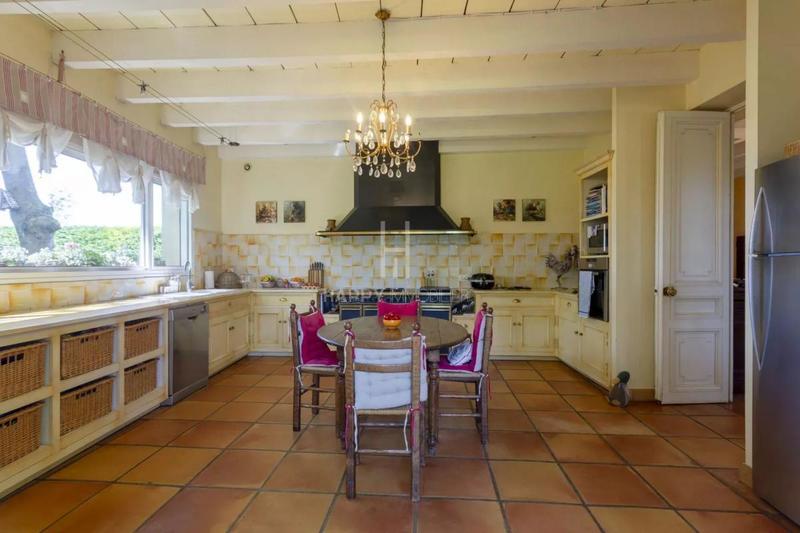 Mas - 300 m² - 9 pièces