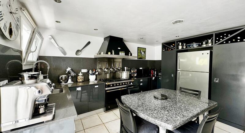 Propriété - 223 m² - 10 pièces