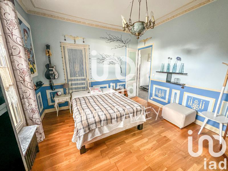 Maison - 220 m² - 9 pièces