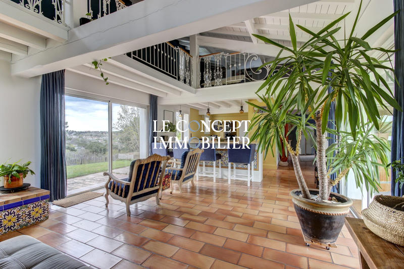 Maison - 221 m² - 7 pièces