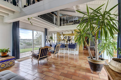 Maison - 221 m² - 7 pièces