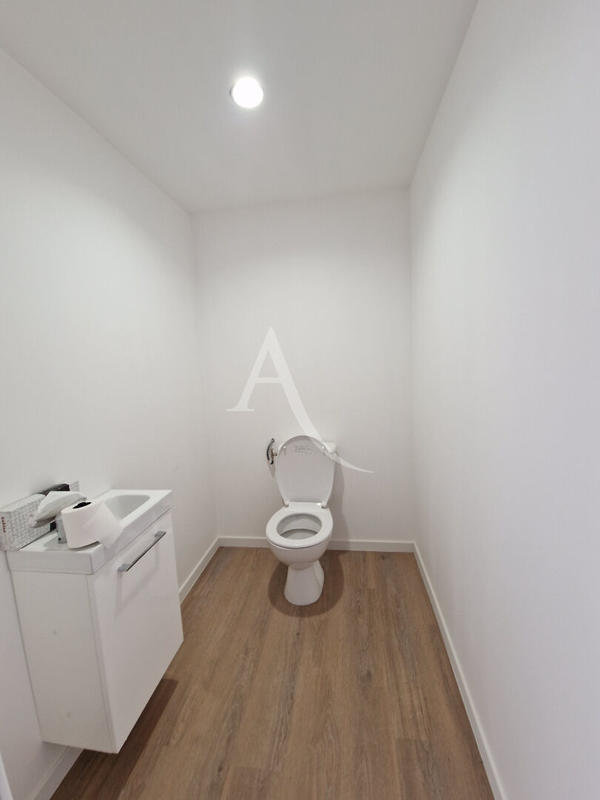 Bureau - 74 m² - 8 pièces