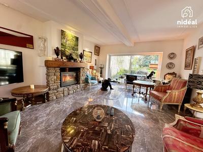 Maison - 205 m² - 7 pièces