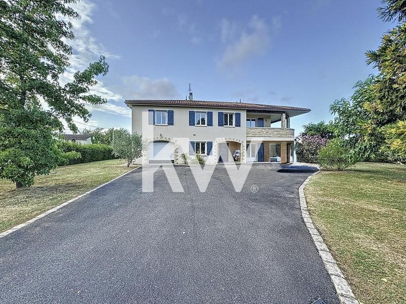 Maison - 220 m² - 8 pièces