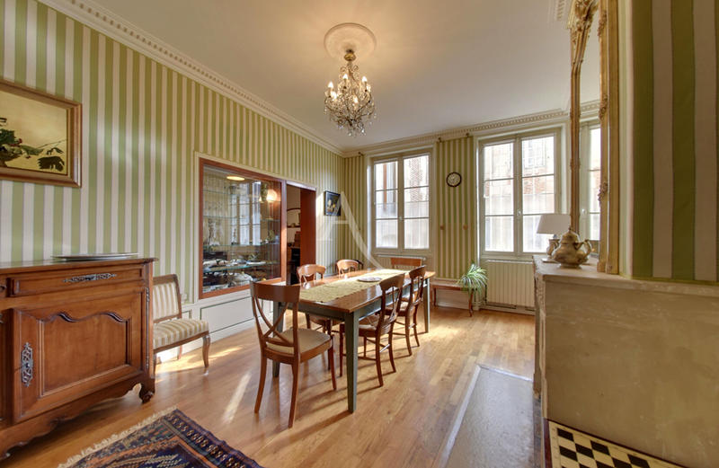 Maison - 280 m² - 12 pièces