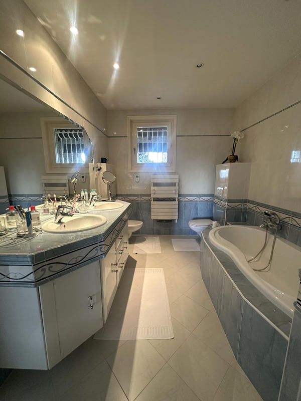 Maison - 240 m² - 10 pièces