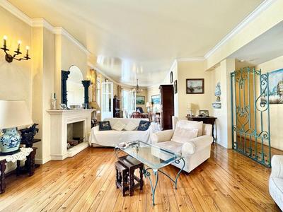 Appartement bourgeois - 143 m² - 5 pièces