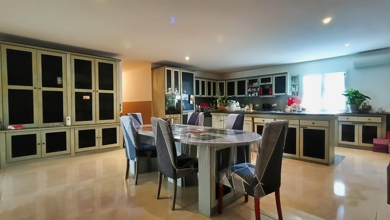 Maison - 254 m² - 11 pièces