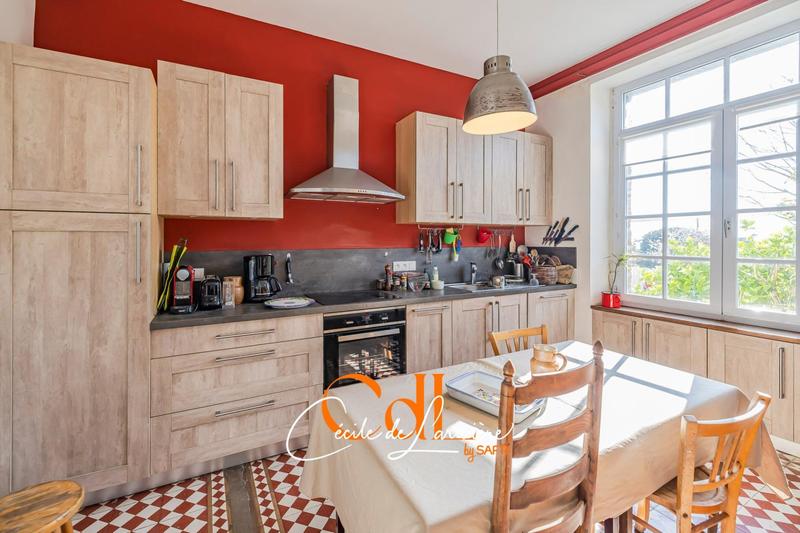 Maison - 240 m² - 8 pièces