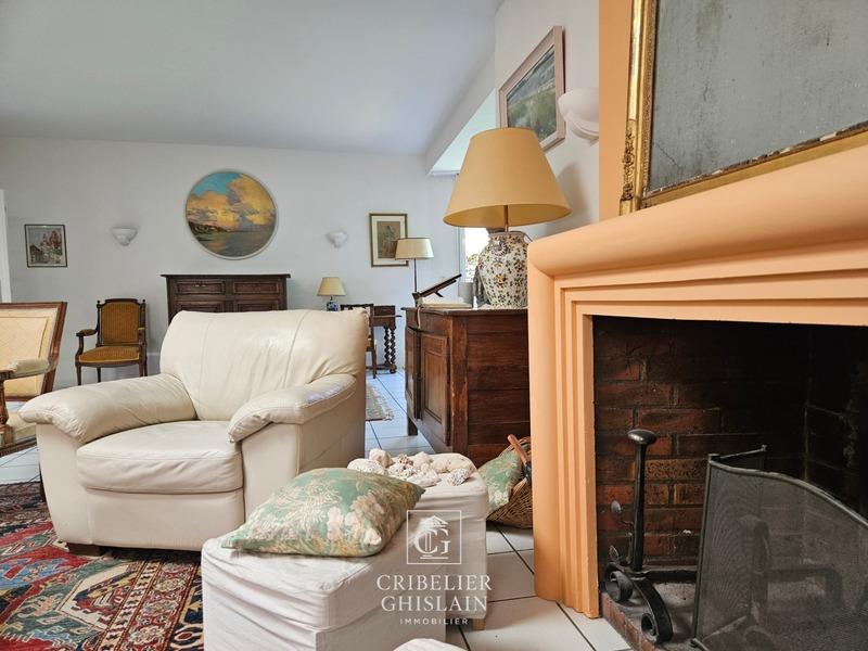 Maison - 248 m² - 9 pièces