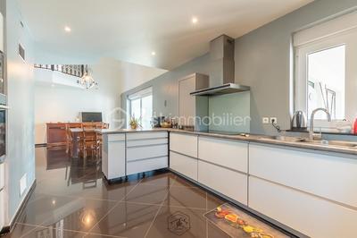 Propriété - 251 m² - 8 pièces