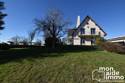 Maison traditionnelle - 240 m² - 9 pièces