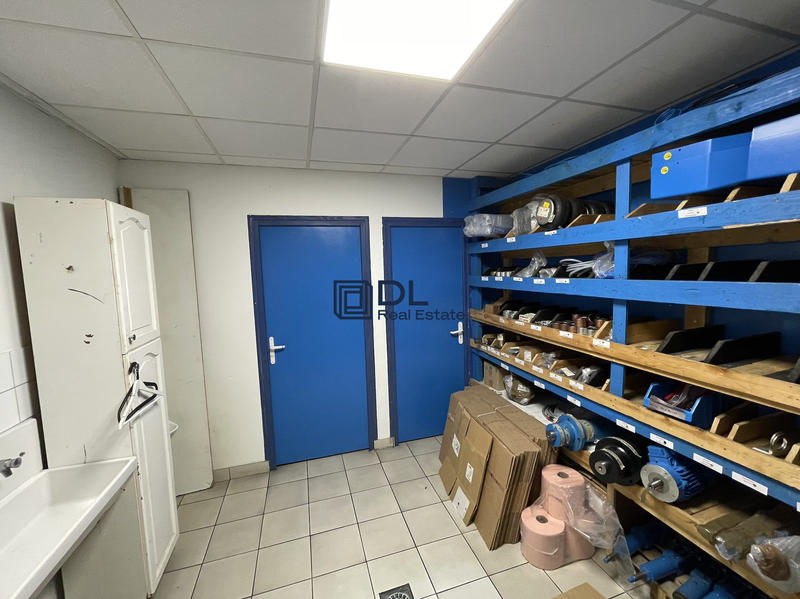 Entrepôt - 827 m²