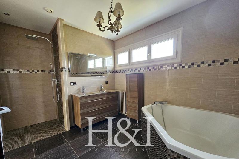 Propriété - 180 m² - 7 pièces