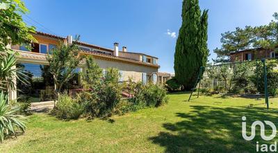 Maison - 212 m² - 9 pièces