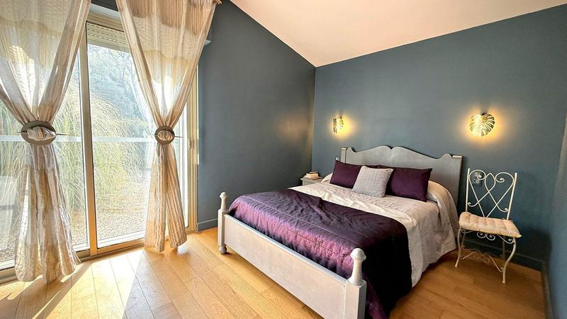 Propriété - 250 m² - 8 pièces