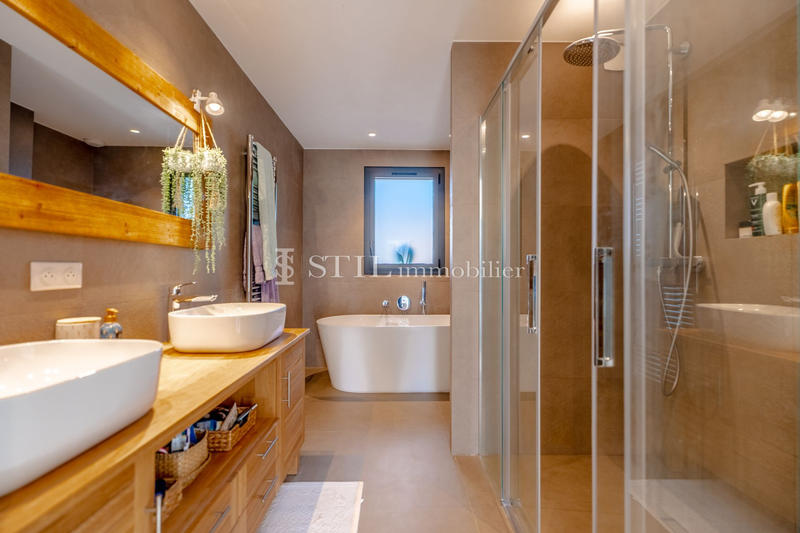 Villa - 265 m² - 6 pièces