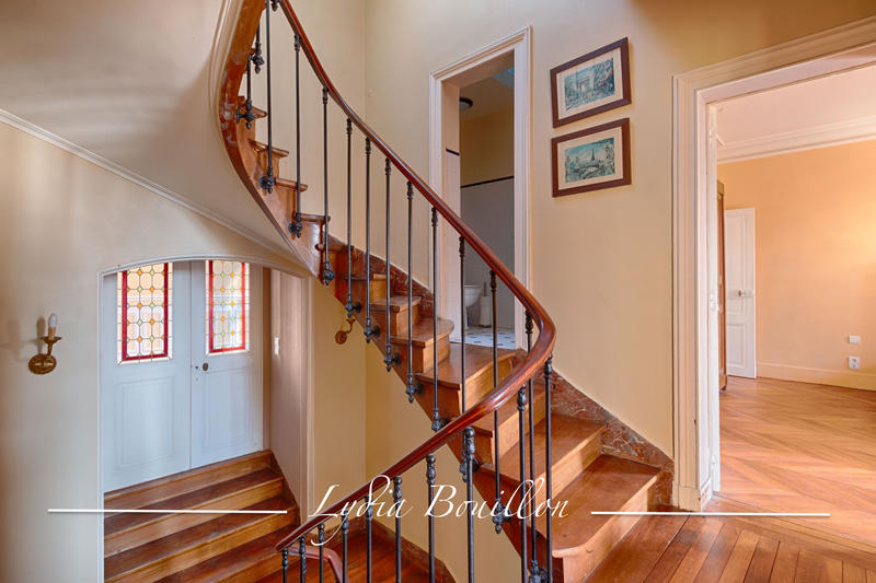 Propriété - 395 m² - 14 pièces