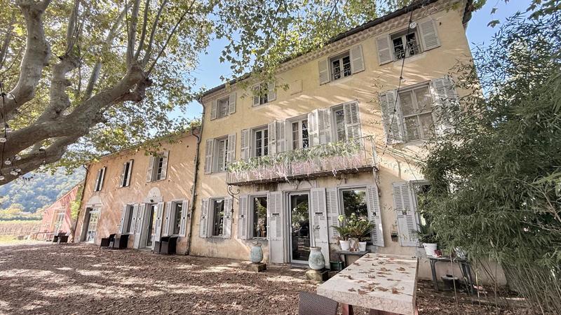 Maison - 817 m² - 15 pièces