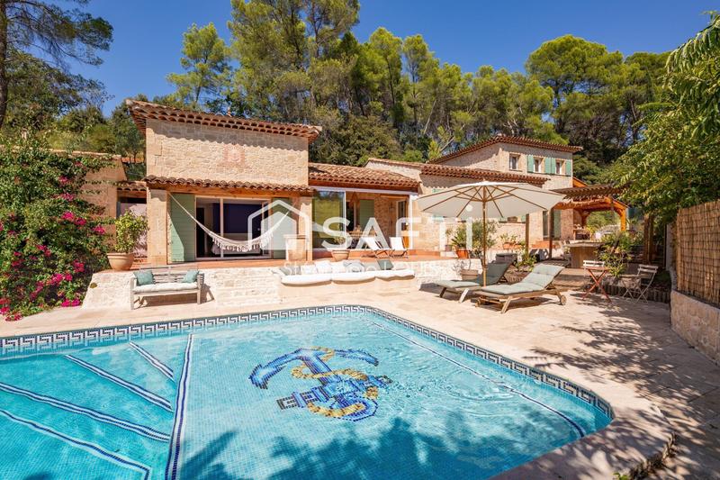 Maison - 220 m² - 8 pièces