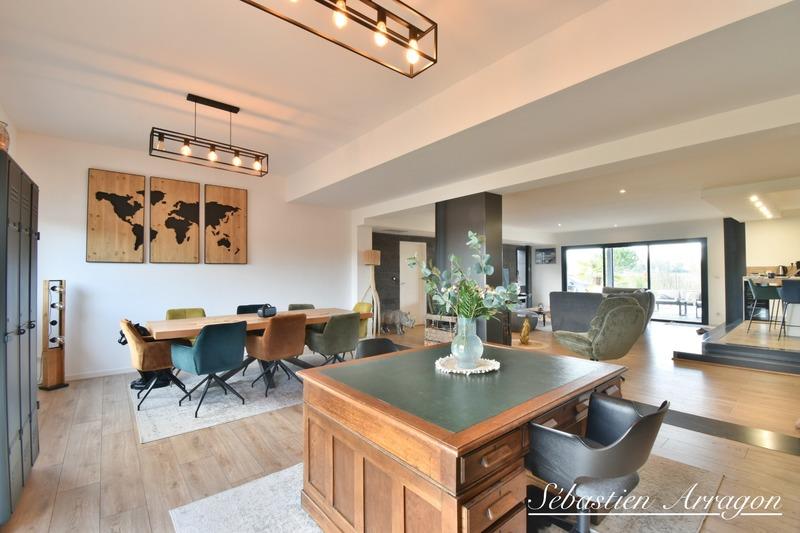 Maison - 212 m² - 6 pièces