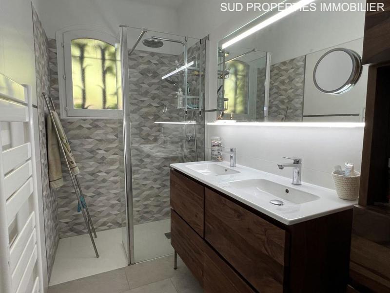 Propriété - 315 m² - 9 pièces