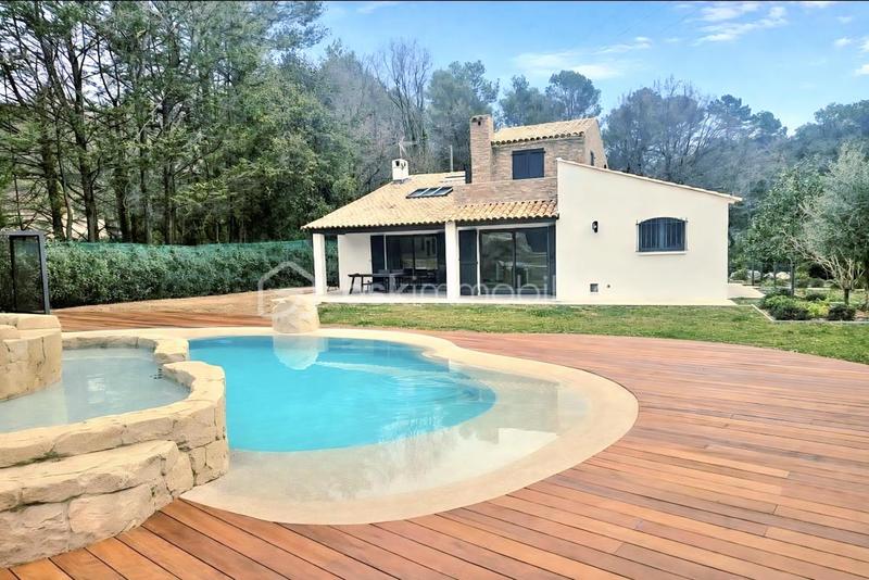 Propriété - 208 m² - 6 pièces