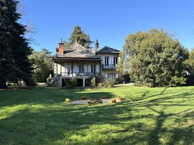 Maison - 222 m² - 7 pièces