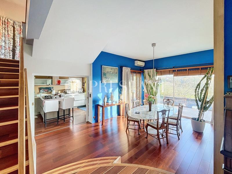 Maison - 250 m² - 6 pièces