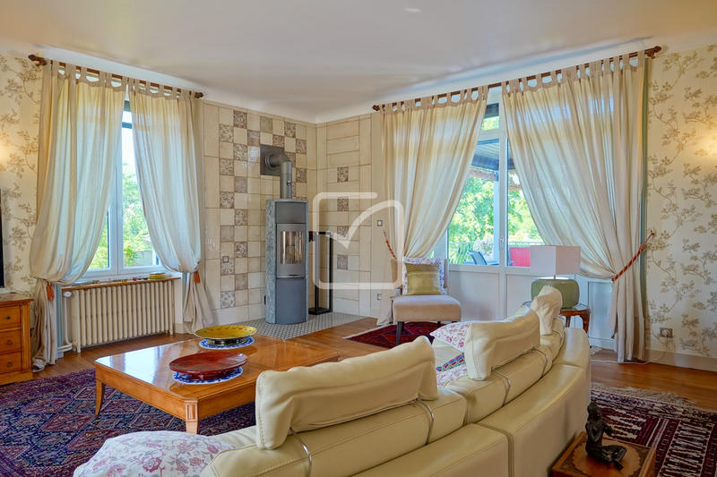 Maison - 310 m² - 12 pièces