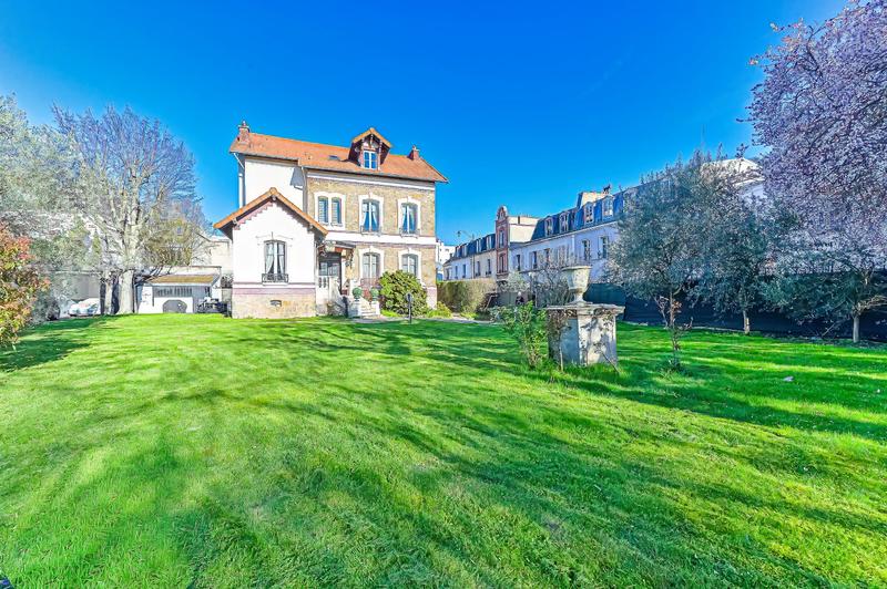 Maison - 340 m² - 8 pièces