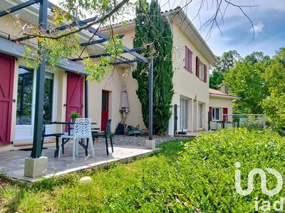 Maison - 233 m² - 10 pièces