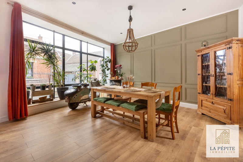 Maison - 230 m² - 9 pièces