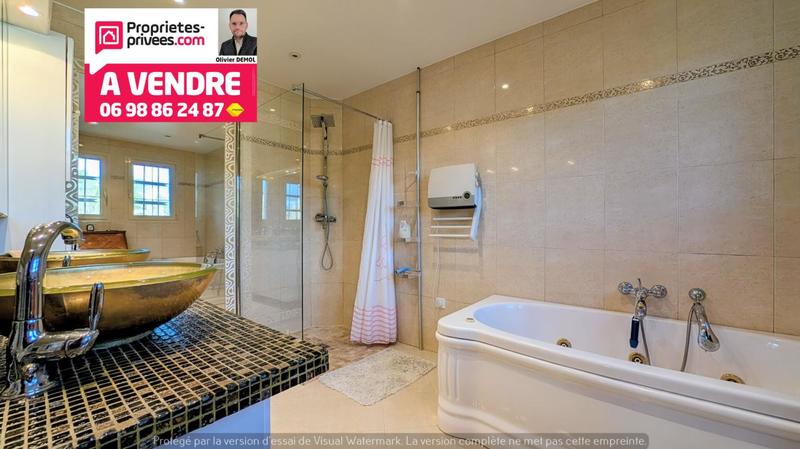 Maison - 220 m² - 8 pièces