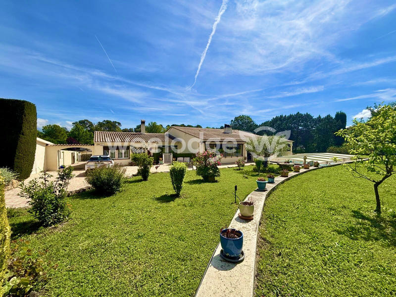 Maison traditionnelle - 225 m² - 9 pièces