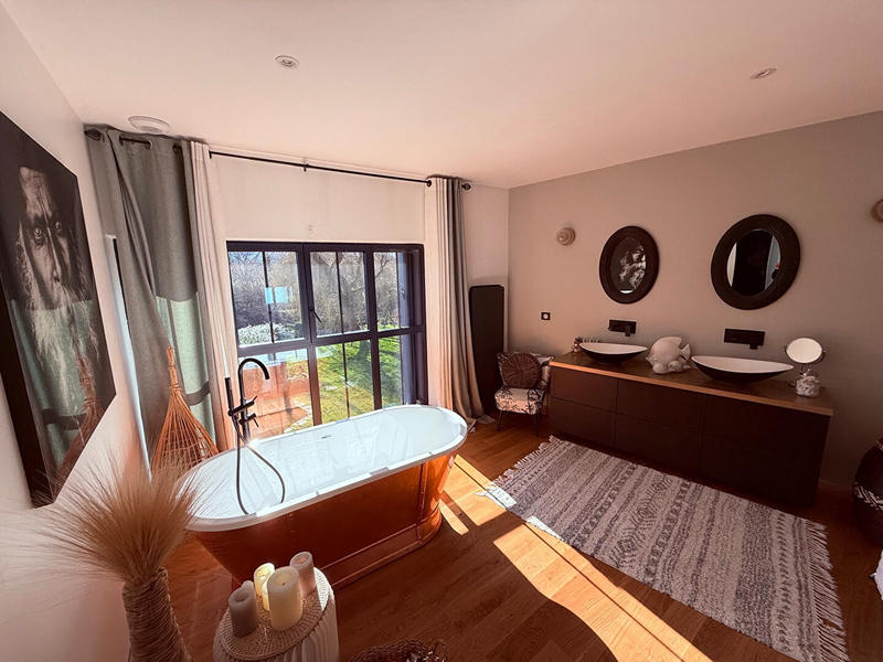 Maison - 250 m² - 8 pièces