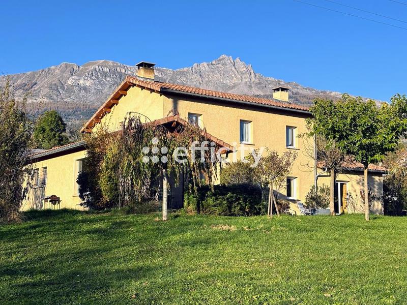 Maison - 256 m² - 8 pièces