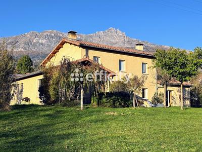 Maison - 256 m² - 8 pièces