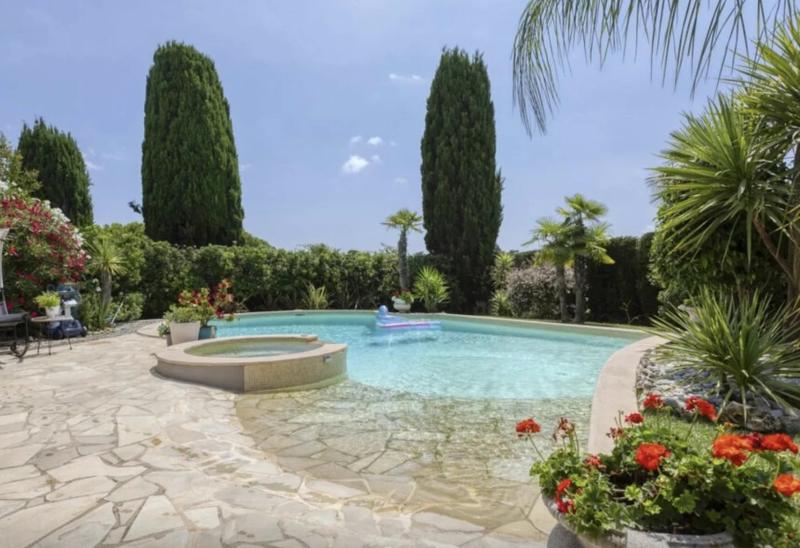 Maison - 228 m² - 8 pièces