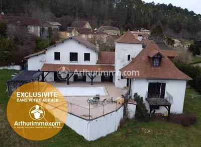 Maison - 264 m² - 9 pièces