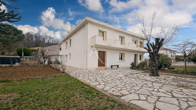 Maison - 255 m² - 8 pièces