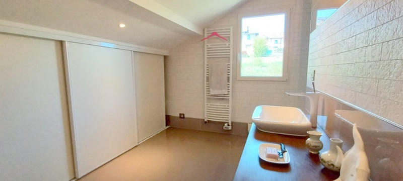 Maison - 200 m² - 9 pièces