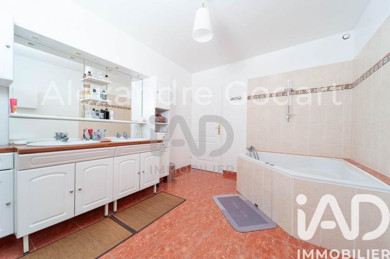 Maison - 211 m² - 8 pièces