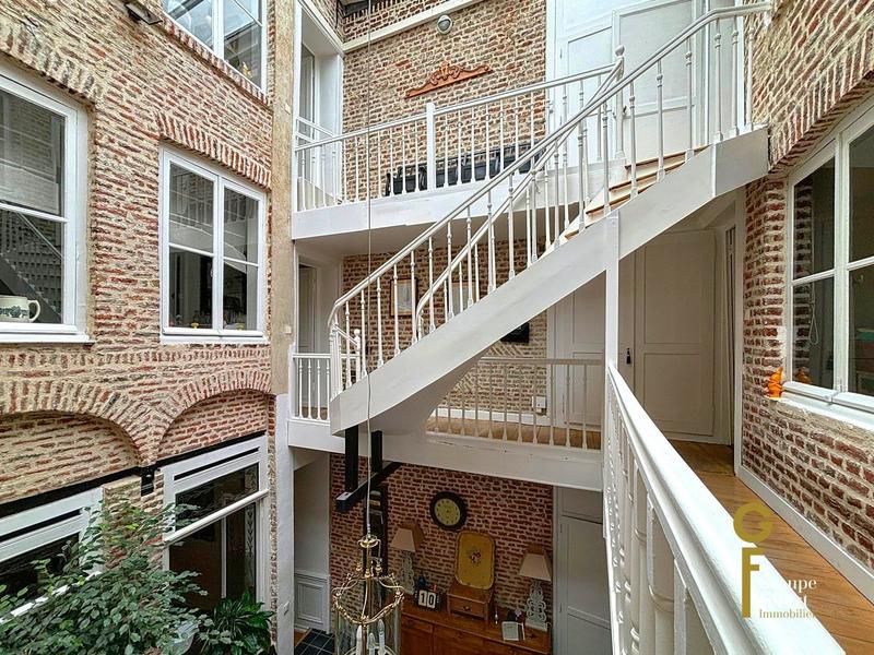 Maison - 230 m² - 8 pièces