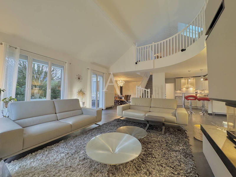 Maison - 213 m² - 9 pièces