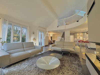 Maison - 213 m² - 9 pièces